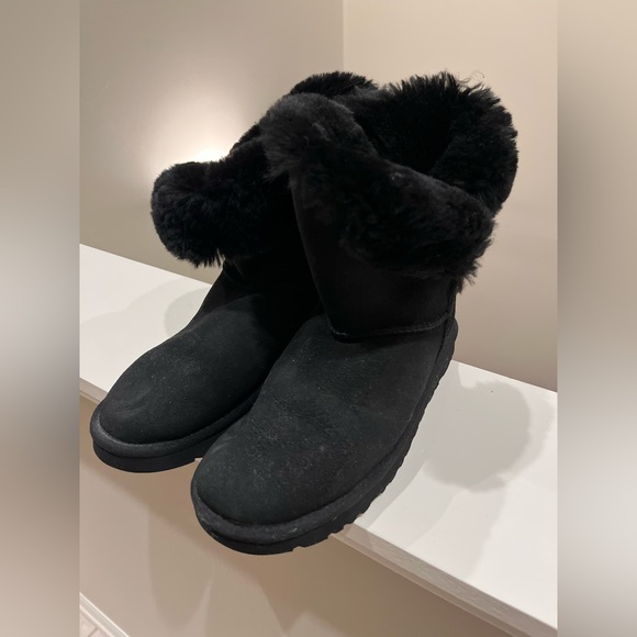 UGG Australia Bailey Button Short Boots Black Suede Sheepskin. Women’s size 8 - Picture 2 of 11
